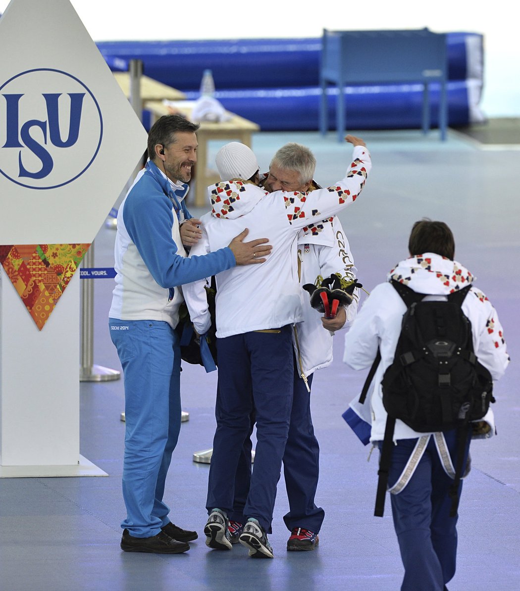 Trenér Petr Novák se objímá s Martinou Sáblíkovou po jejím druhm místě na tříkilometrové trati na olympiádě v Soči