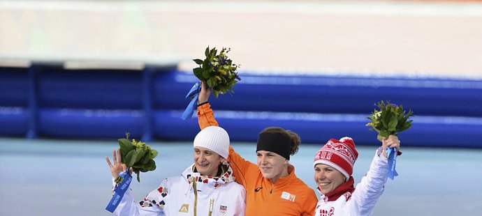 Stupně vítězů v olympijském závodě na tři kilometry. Střbrnou Sáblíkovou překonala jen Nizozemka Wüstová