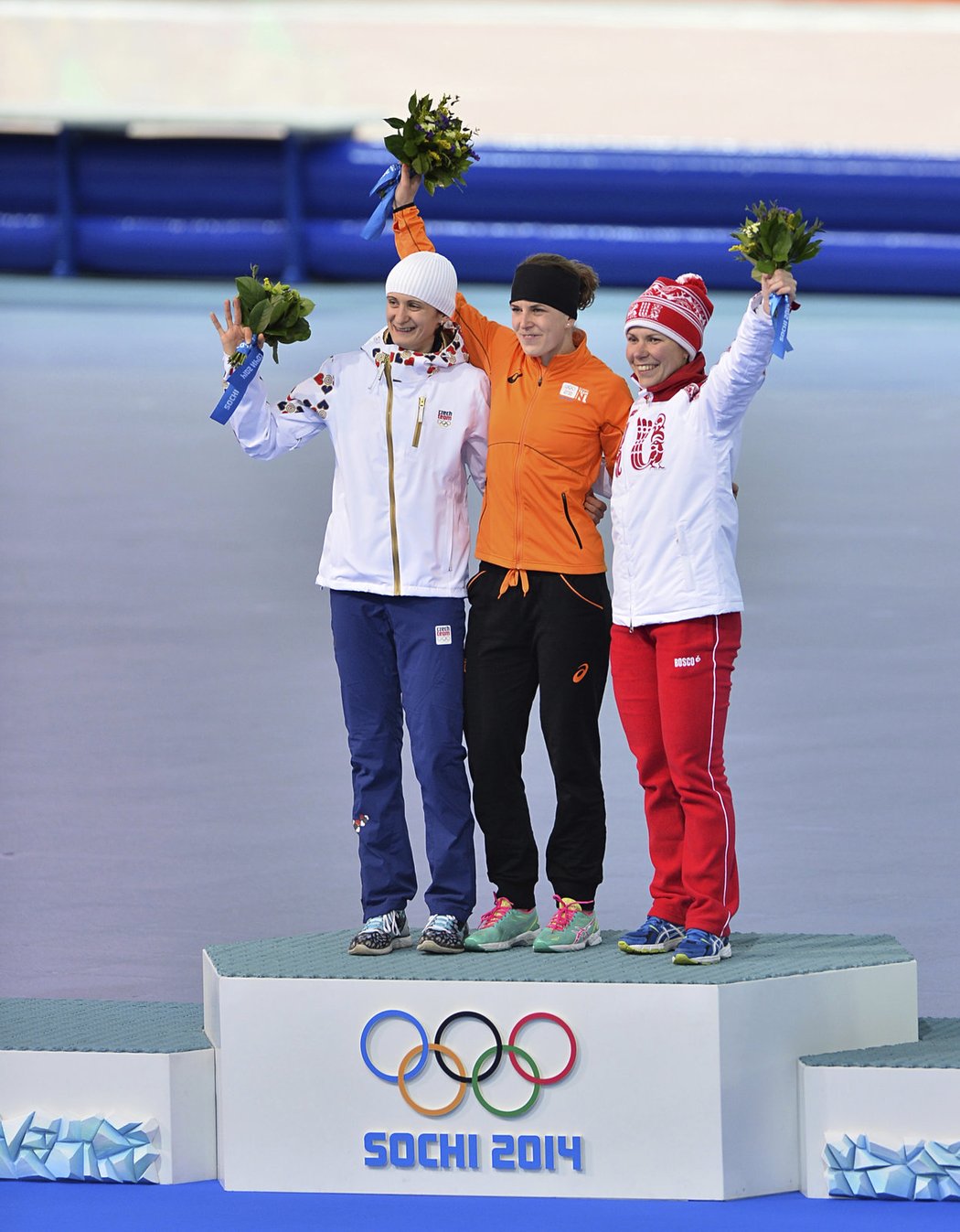 Martina Sáblíková (vlevo) na pódiu pro nejlepší rychlobruslařky v závodě na 3 000 metrů. Česká závodnice obsadila drhou přčku a vybojovala čtvrtou olymijskou medaili v kariéře