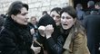 Sestra Nodara Kumaritašviliho brečí na pohřbu