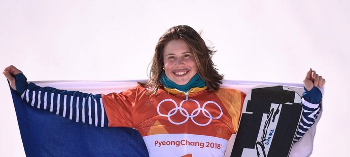 Eva Samková s typickým nakresleným knírkem se v dramatickém finále propracovala na bronzovou pozici v samém závěru z posledního šestého místa.