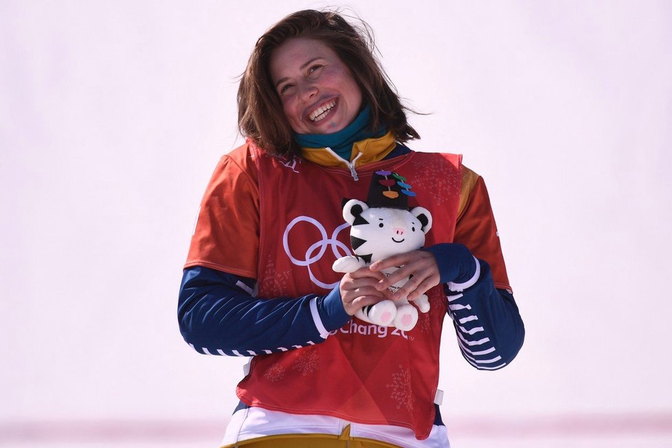 Eva Samková obsadila při obhajobě olympijského zlata ze Soči ve snowboardcrossu třetí místo a získala třetí českou medaili v Pchjongčchangu.
