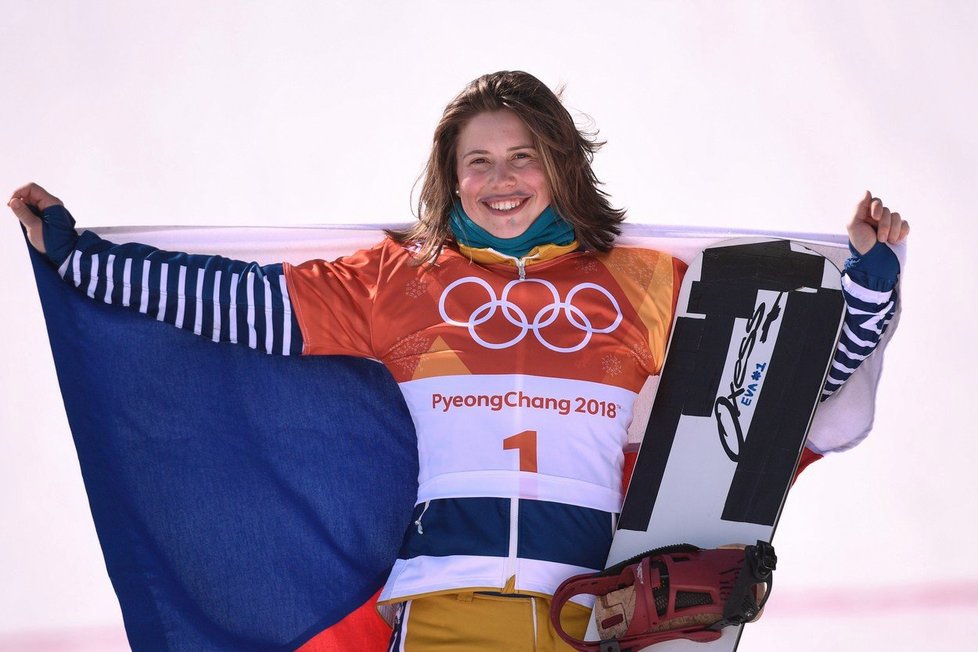 Eva Samková s typickým nakresleným knírkem se v dramatickém finále propracovala na bronzovou pozici v samém závěru z posledního šestého místa.