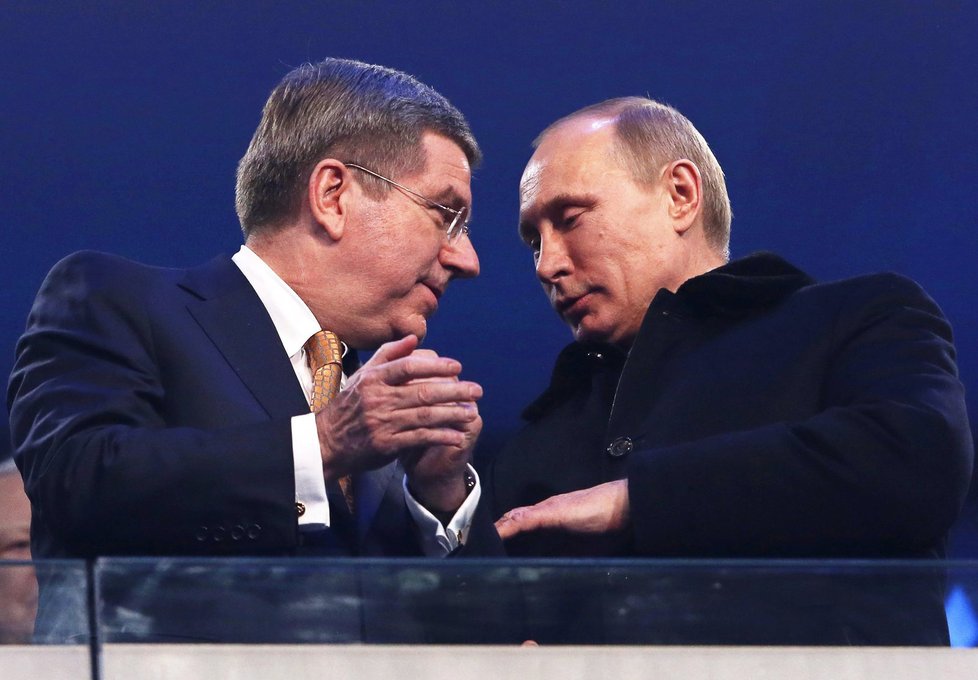Prezident MOV Thomas Bach a ruský prezident Vladimir Putin v roce 2014 na zahajovacím ceremoniálu olympiády v Soči