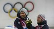 Francouzská dvojka po úspěšné stíhačce. Martin Fourcade (vlevo) se radoval ze zlata, Jean Guillaume Beatrix z bronzu