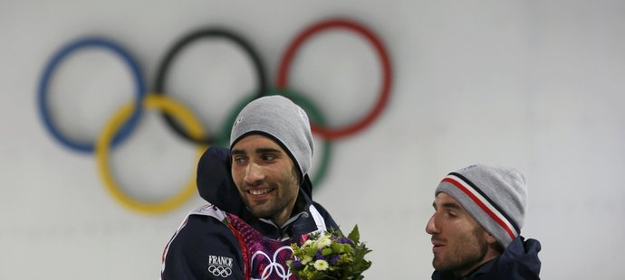 Francouzská dvojka po úspěšné stíhačce. Martin Fourcade (vlevo) se radoval ze zlata, Jean Guillaume Beatrix z bronzu