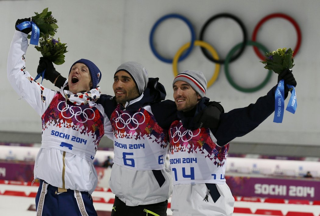 Zleva stříbrný český biatlonista Ondřej Moravec, vítěz Martin Fourcade a bronzový Jean Guillaume Beatrix