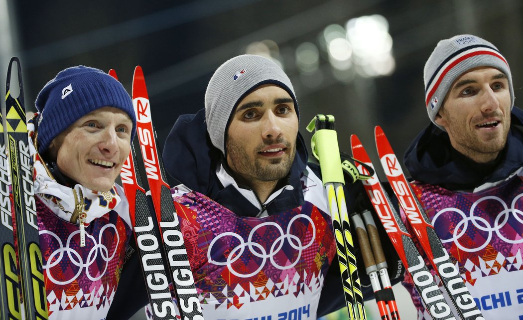 Medailisté ze stíhačky. Zleva stříbrný Čech Ondřej Moravec, vítěz Martin Fourcade a bronzový Jean Guillaume Beatrix