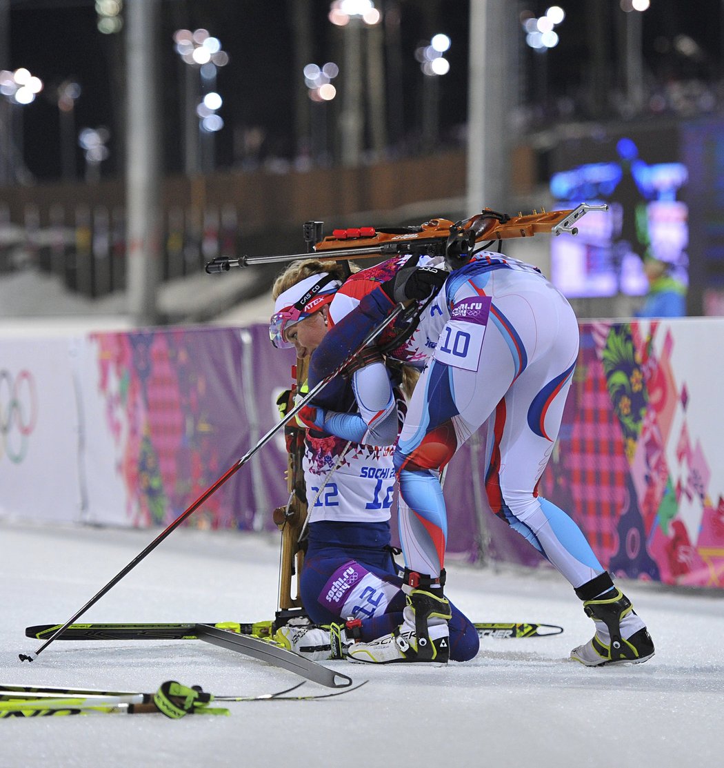 Stříbrná Gabriela Soukalová objímá v cíli závodu s hromadným startem třetí Norku Tiril Eckhoffovou