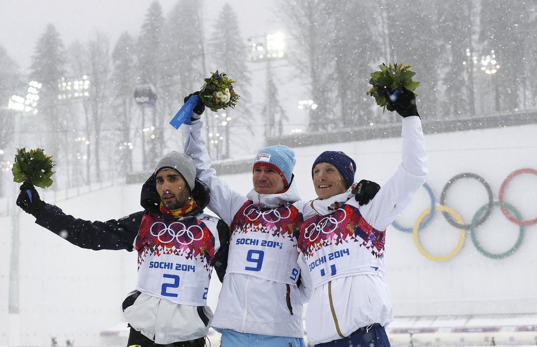 Zleva Martin Fourcade, Emil Hegle Svendsen a Ondřej Moravec na stupních vítězů po závodě s hromadným startem
