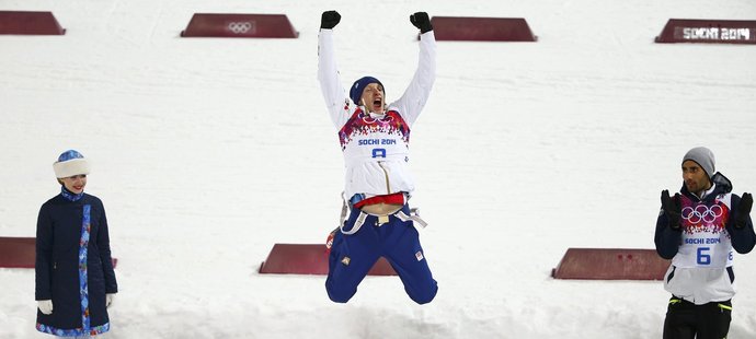 Ondřej Moravec si skáče na stupně vítězů pro stříbrnou medaili ze stíhačky
