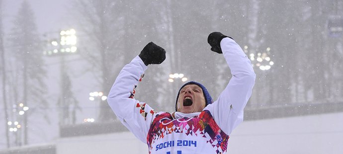 Ondřej Moravec si skáče na stupně vítězů po zisku bronzové medaile