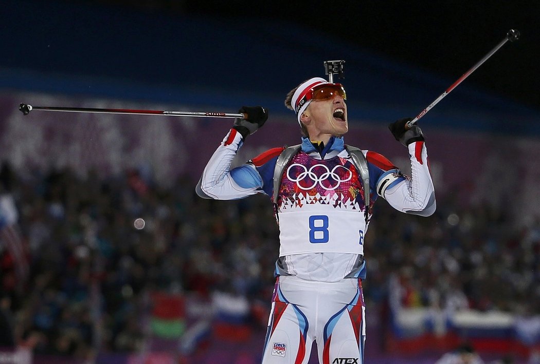 Ondřej Moravec slaví stříbrnou medaili ve stíhačce