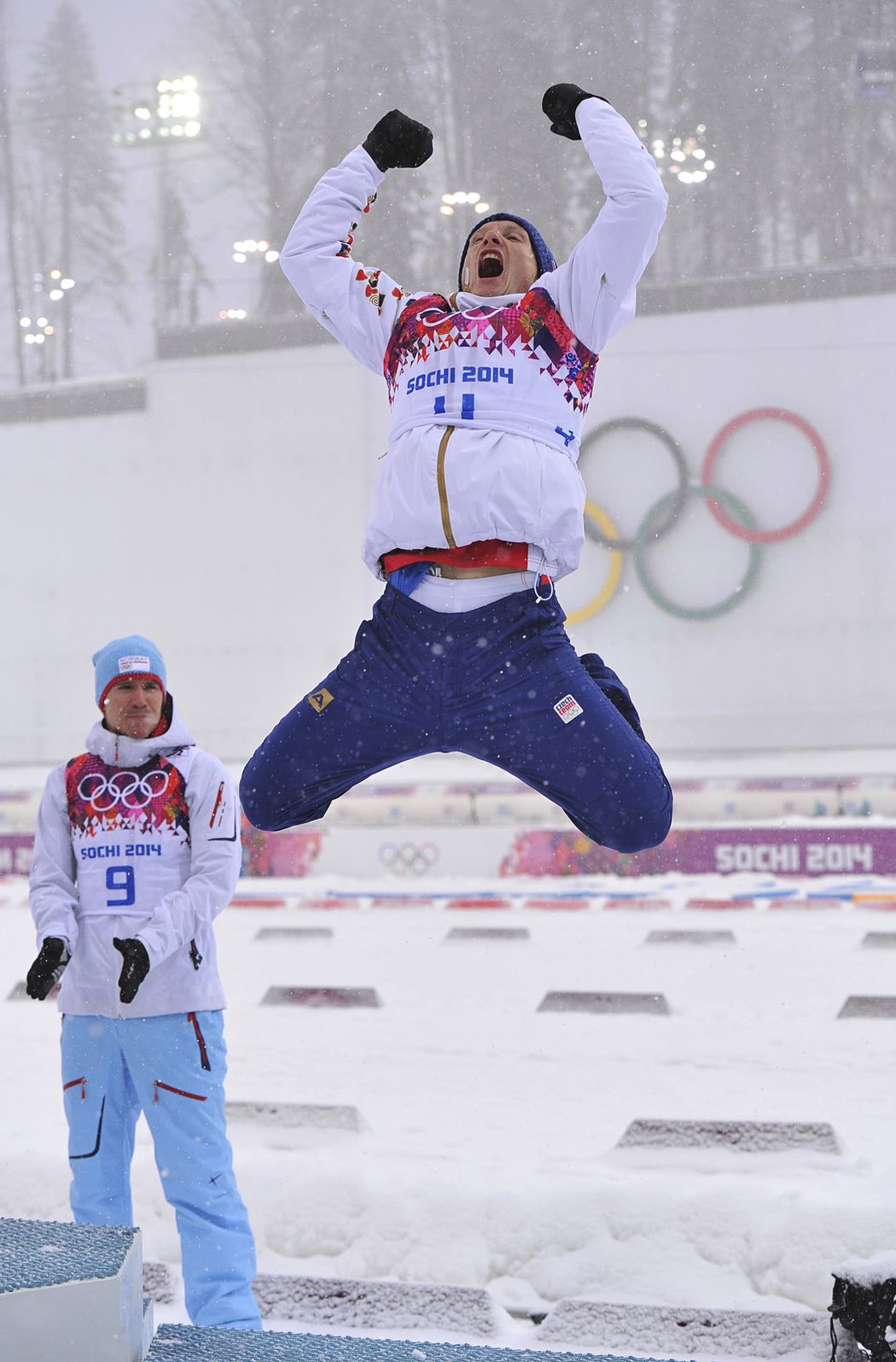 Ondřej Moravec si skáče na stupně vítězů po zisku bronzové medaile