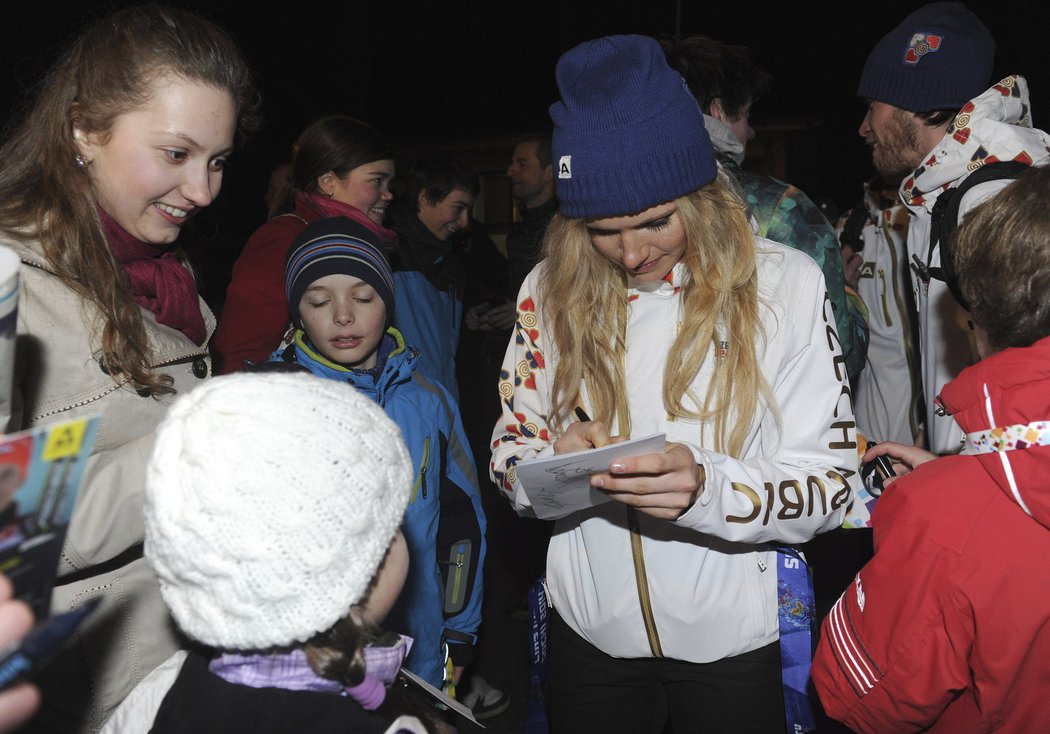 Gábina Soukalová se podepisuje fanouškům po příletu z úspěšných olympijských her v Soči