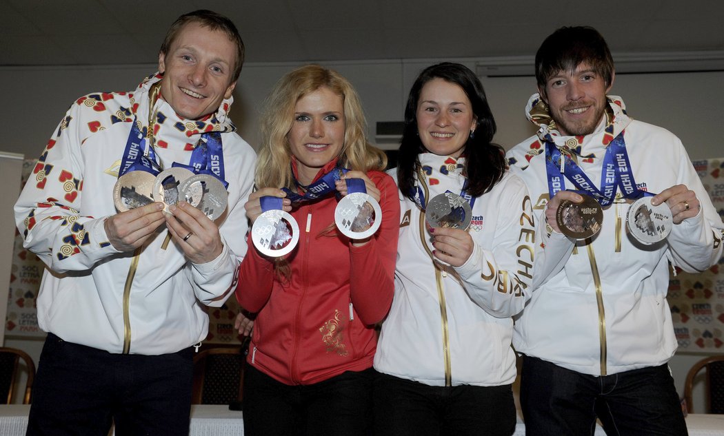 To je úroda! Čeští hrdinové ze Soči, biatlonisté Ondřej Moravec, Gabriela Soukalová, Eva Vítková a Jaroslav Soukup po příletu do Prahy