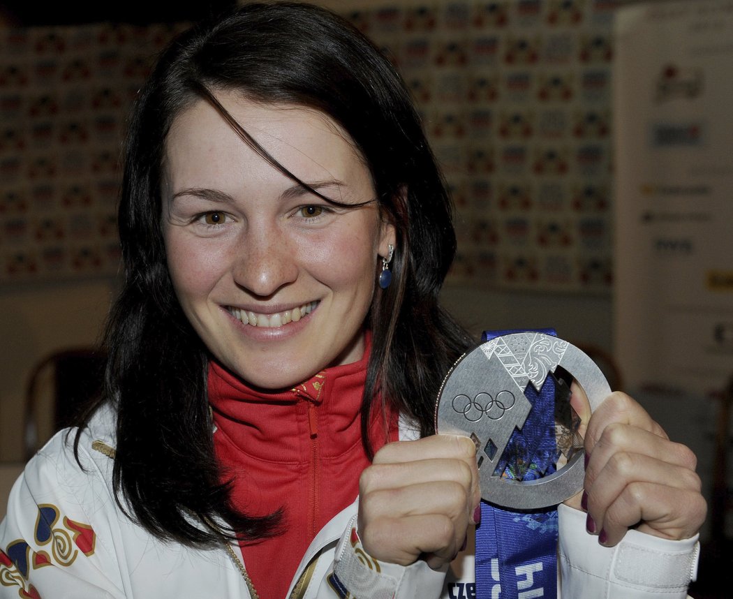 Veronika Vítková se svou stříbrnou medailí ze smíšené štafety po příletu z olympiády