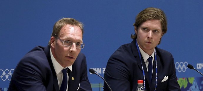 Smutný Bäckström na tiskové konferenci vedle klubového lékaře Björna Waldebacka.