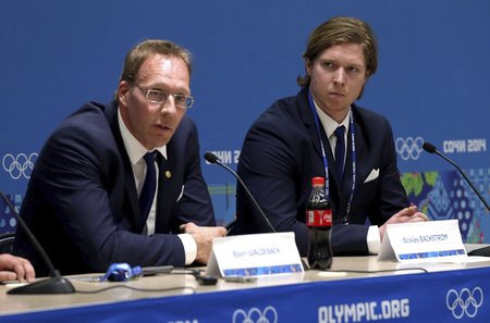 Smutný Bäckström na tiskové konferenci vedle klubového lékaře Björna Waldebacka.