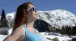 I jedna z dobrovolnic v lyžařském areálu Laura odložila bundu a vyhřívala se na jarním sluníčku