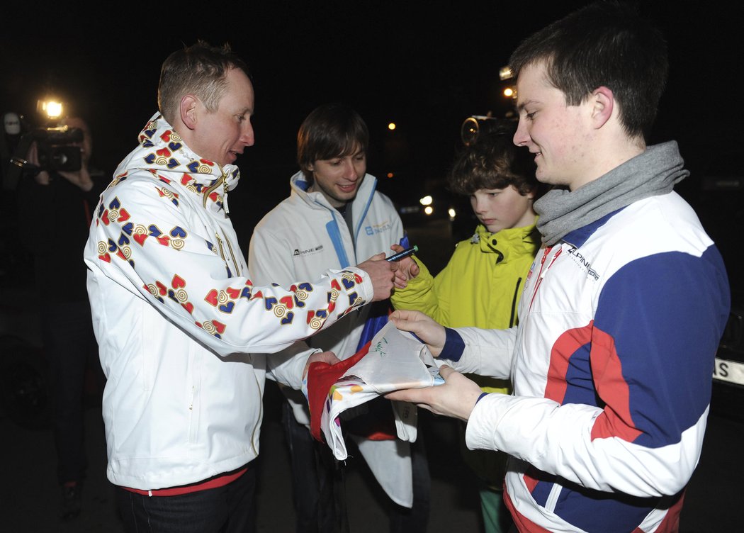 Lukáč Bauer se po příletu do Prahy podepisuje fanouškům