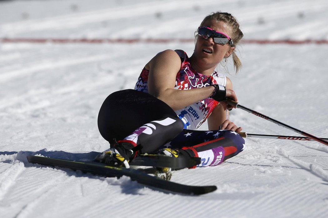 Americká lyžařka Sadie Bjornsenová v cíli klasické desítky. Jako na zimní olympiádě to v Soči opravdu nevypadá
