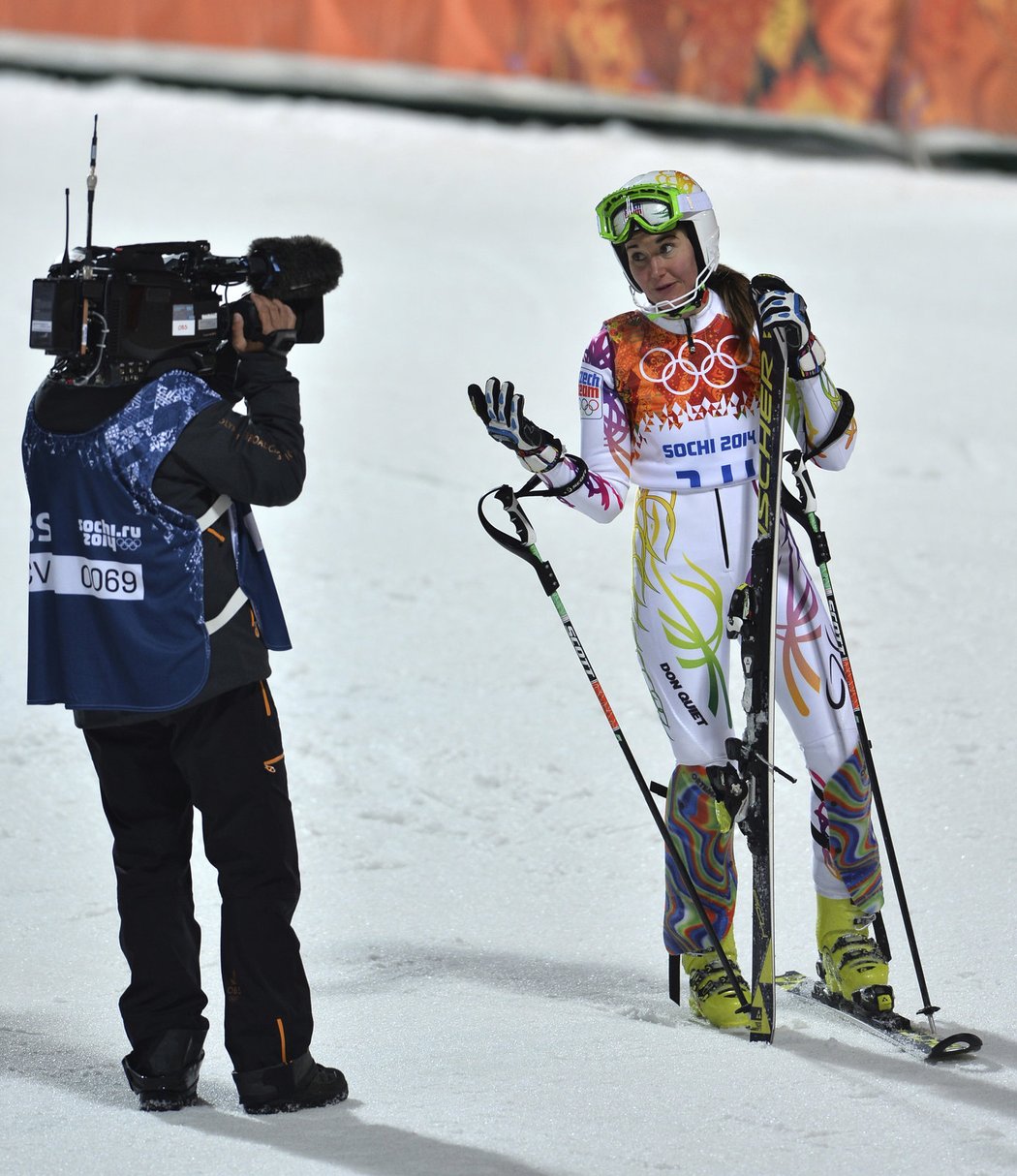 Šárka Strachová se usmívá do kamery po druhém kole olympijského slalomu