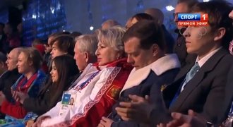Zimní spánek MEDVĚDěva: ruský premiér usnul při zahájení olympiády!