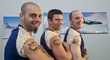 Češí bobisté (zleva) Dominik Suchý, Jan Vrba a Michal Vacek ukazují olympijské tetování před odletem do Soči