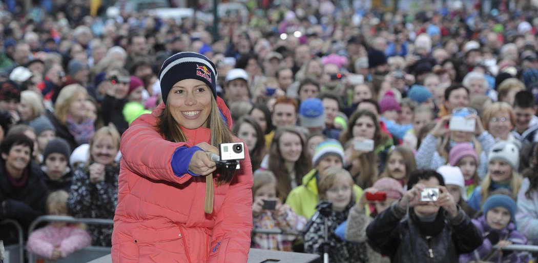 Eva Samková své rodné Vrchlabí proslavila, teď jí za to fanoušci přišli poděkovat