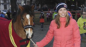 Vrchlabí vítalo svou šampionku Samkovou: Dostala koně a rozbrečela se