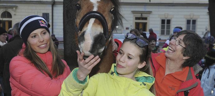 Eva Samková se sestrou a maminkou při oslavách ve Vrchlabí