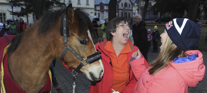 Eva Samková se svou maminkou a vysněným koněm