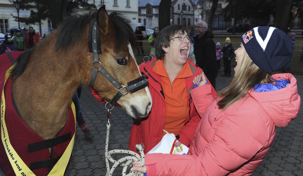 Eva Samková se směje se svou maminkou na přivítání ve Vrchlabí