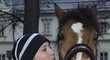 Eva Samková se mazlí se svým novým koněm