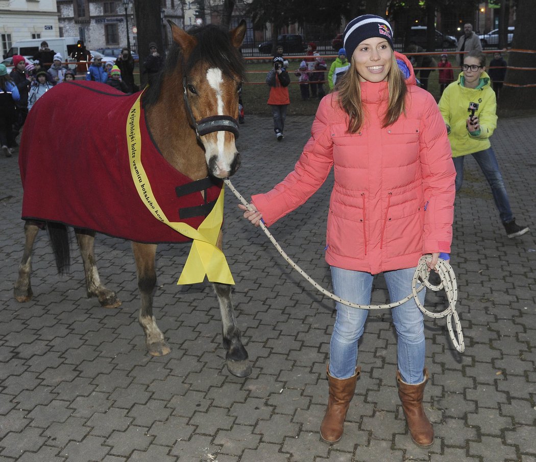 Nejrychlejší holce vesmíru božského koně. Eva Samková dostala ve Vrchlabí vysněný dárek