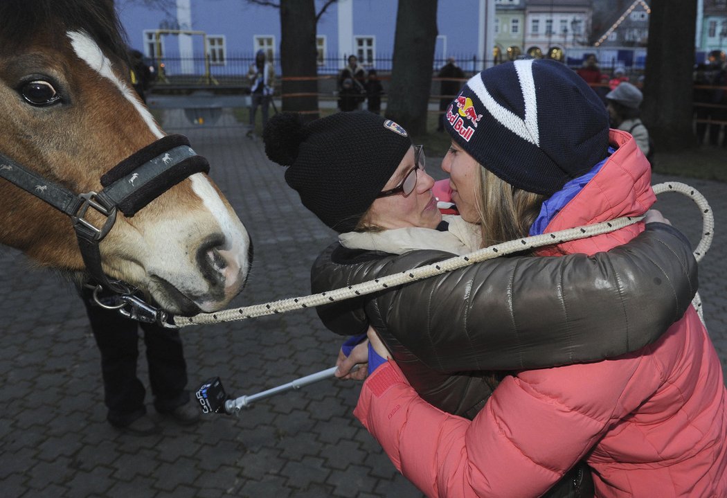 Eva Samková si užívá slavnostní přivítání ve Vrchlabí, kde dostala jako dárek koně