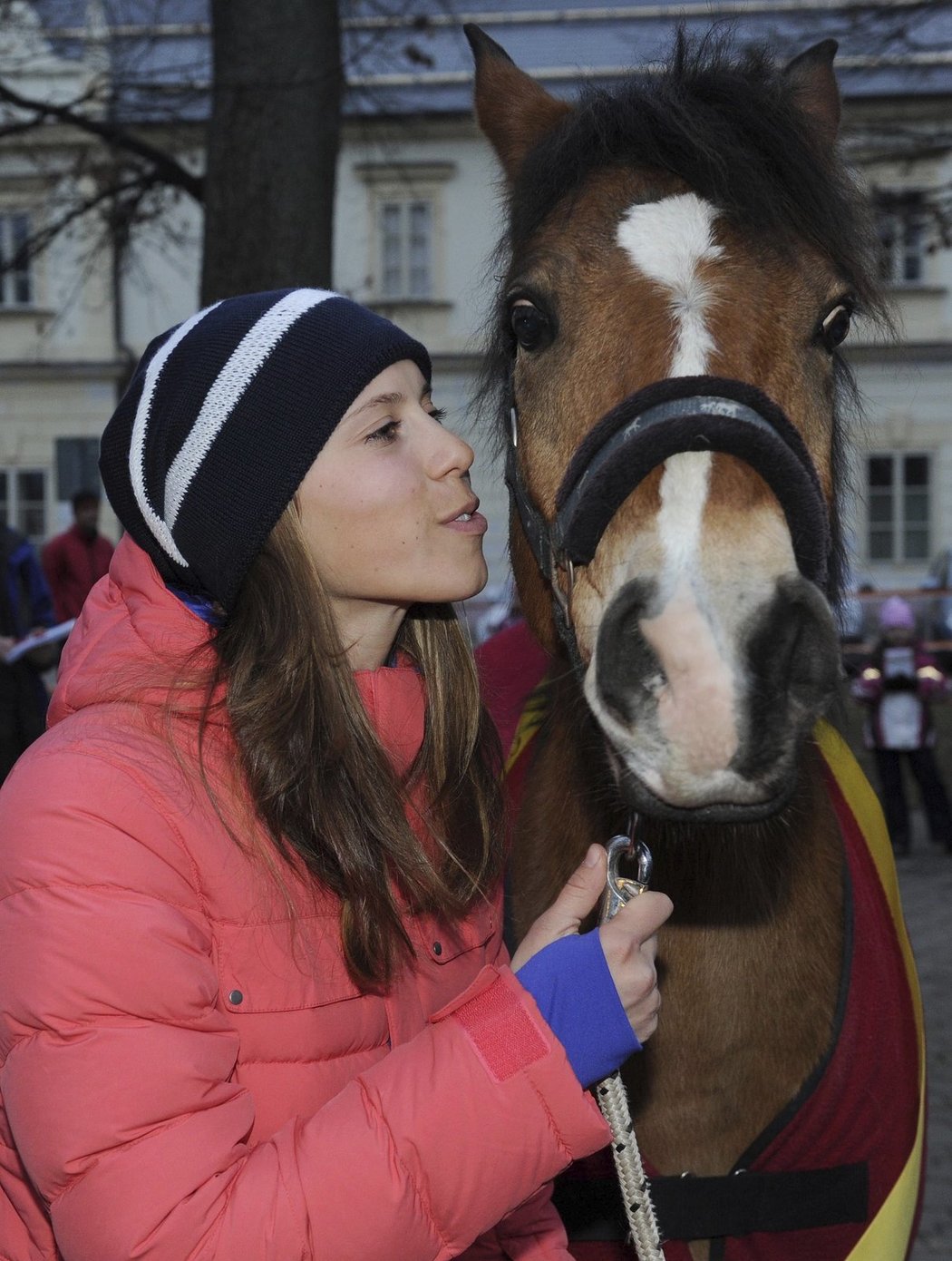 Eva Samková se mazlí se svým novým koněm