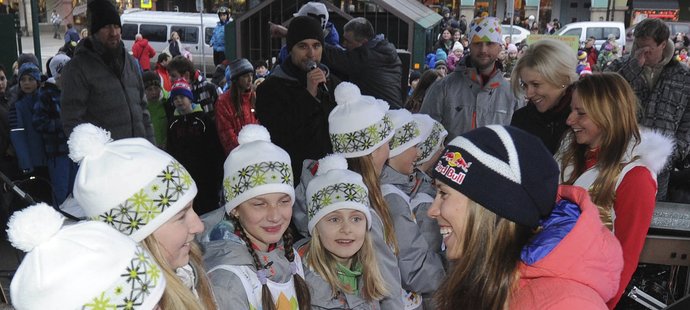Eva Samková přijímá gratulace od dětí z Vrchlabí