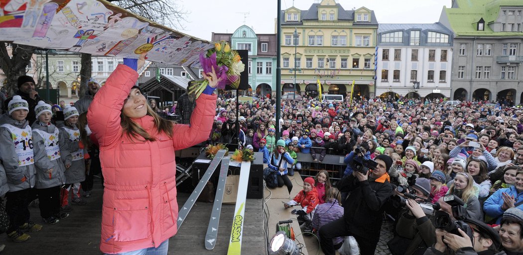 Eva Samková si prohlíží snowboard, který dostala v rámci oslav svého olympijského zlata od dětí z Vrchlabí