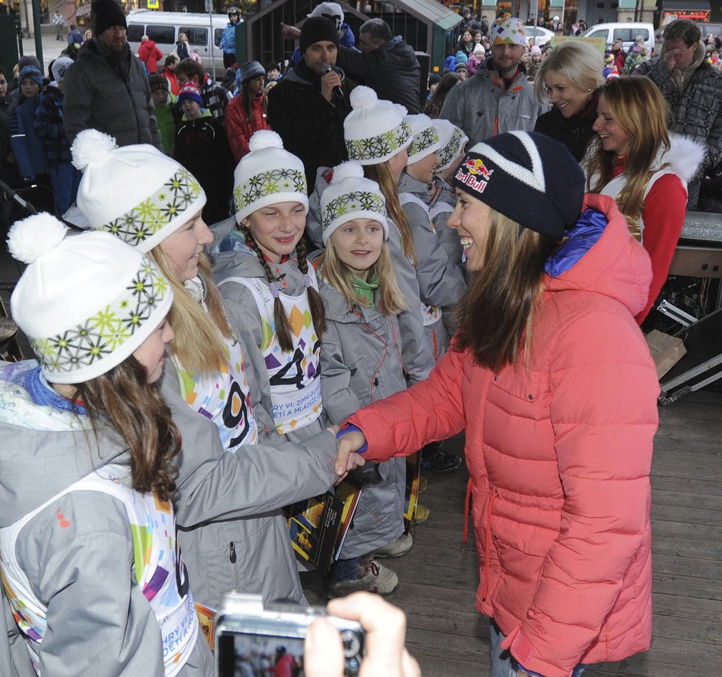 Eva Samková přijímá gratulace od dětí z Vrchlabí