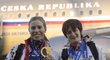 Eva Samková (vlevo) a Martina Sáblíková se chlubí svými medailemi po příletu do Prahy