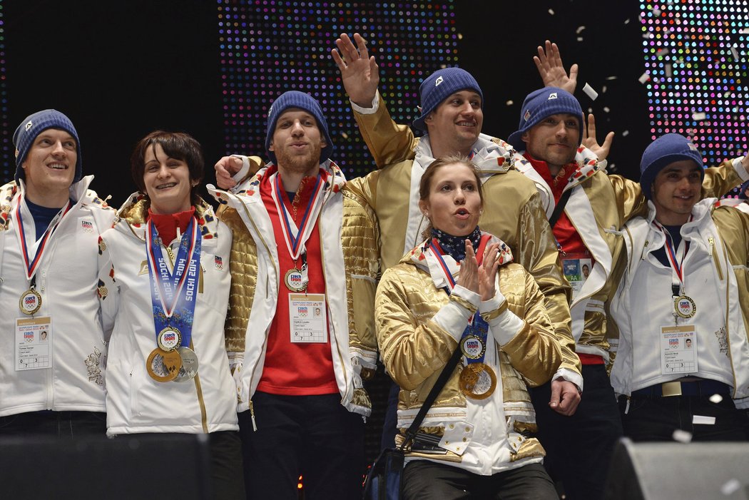 Olympijské vítězky Martina Sáblíková (druhá zleva) a Eva Samková (vpředu vpravo) a další členové české výpravy se zdraví s fanoušky na Letné