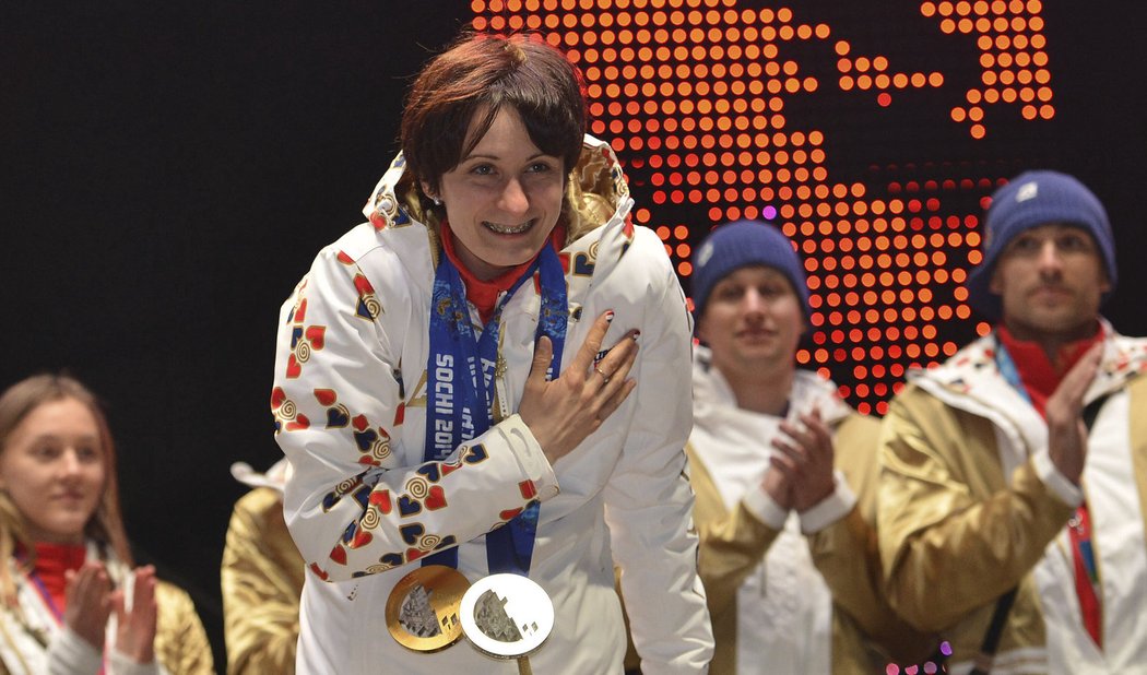 Martina Sáblíková se klaní fanouškům při přivítání olympioniků v Praze na Letné