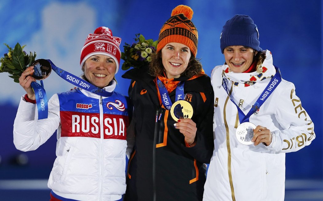 Třetí Olga Grafová, zlatá Irene Wüstová a stříbrná Martina Sáblíková po slavnostním předávání medailí