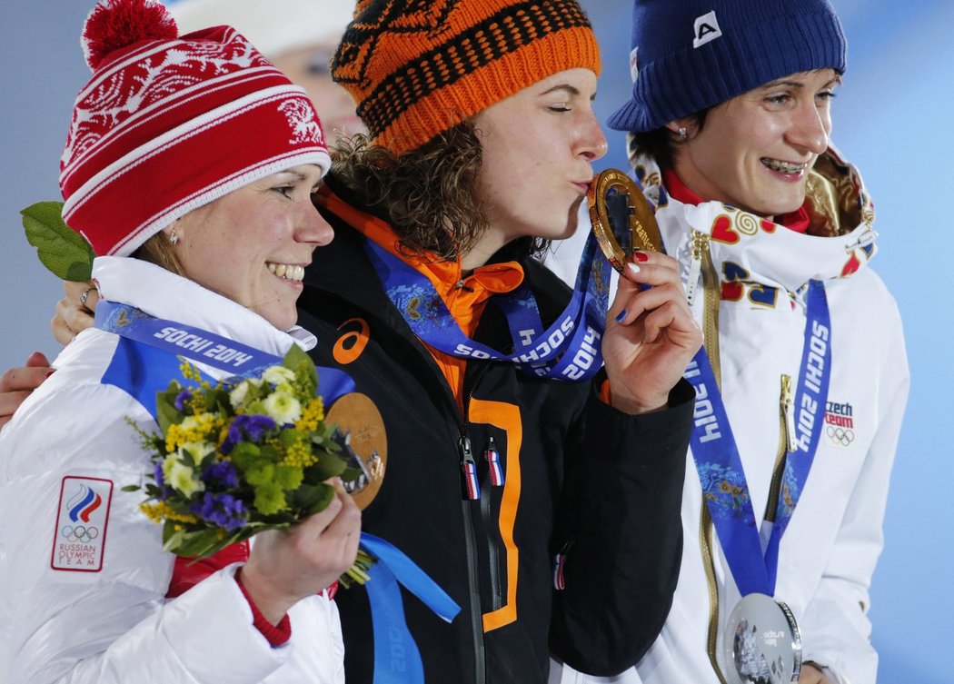 Olga Grafová, Irene Wüstová a Martina Sáblíková se svými medailemi z tříkilometrové trati