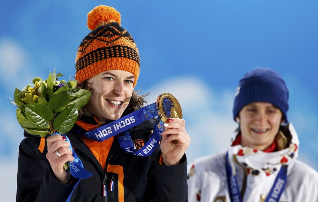 Nizozemka Irene Wüstová se chlubí svou zlatou medailí, za ní se usmívá Martina Sáblíková