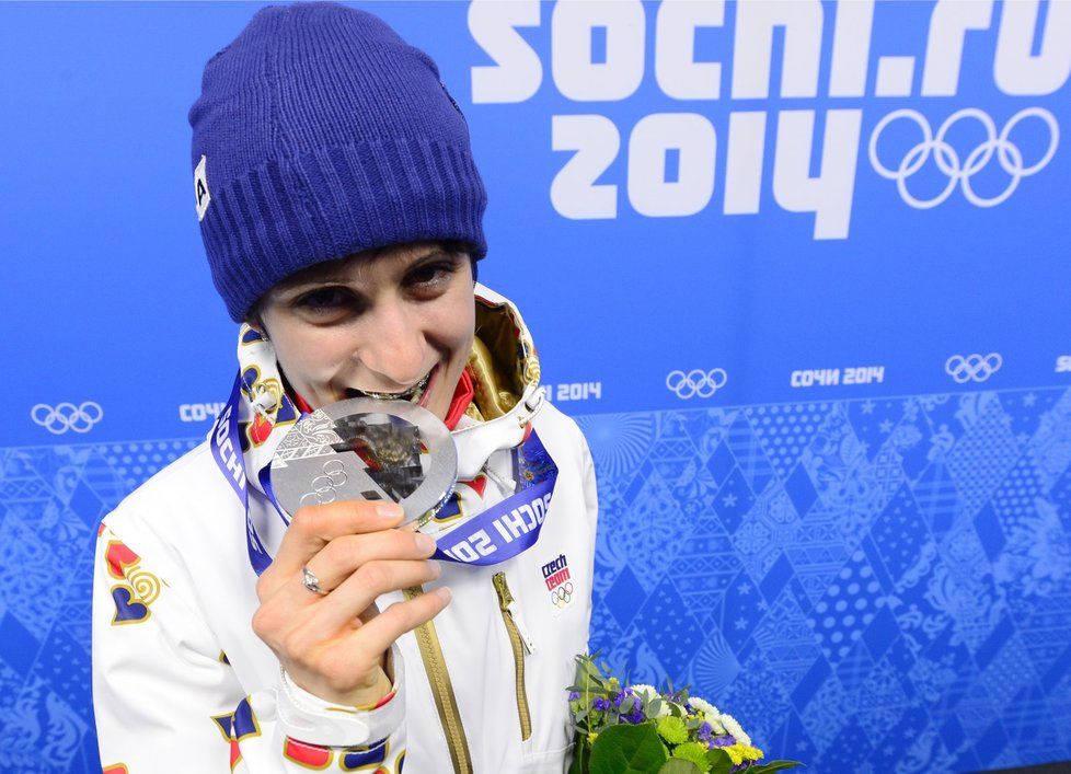 Martina Sáblíková se zakusuje do své stříbrné medaile po slavnostním vyhlášení