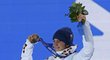 Martina Sáblíková se chlubí svou stříbrnou medailí z tříkilometrové trati