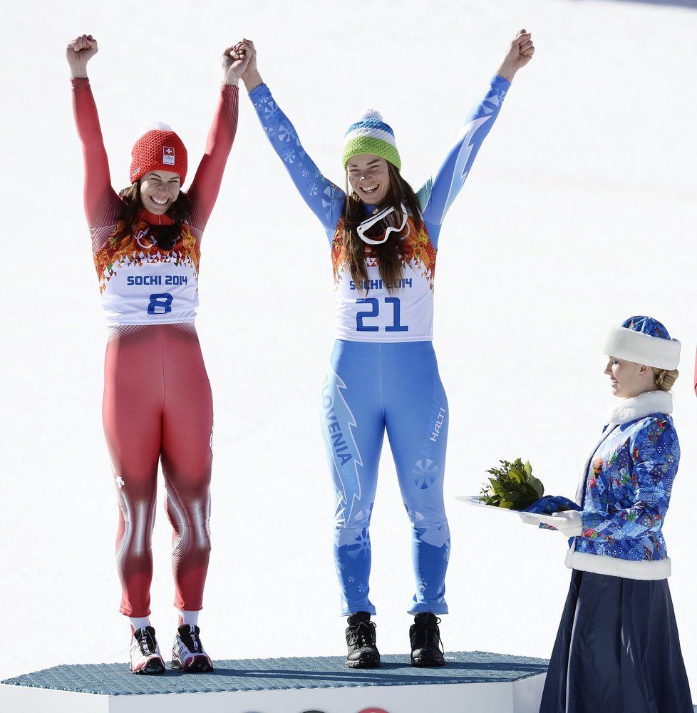 Olympijský sjezd žen má poprvé dvě vítězky. Na hrách v Soči zajely shodný čas Švýcarka Dominique Gisinová a Slovinka Tina Mazeová a obě získaly zlatou medaili.